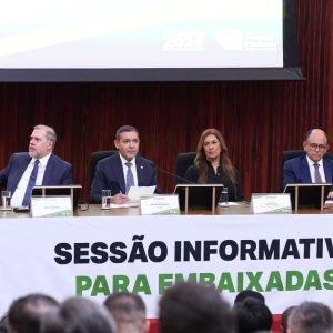 Presidente do TSE defende urna eletrônica em reunião com embaixadores