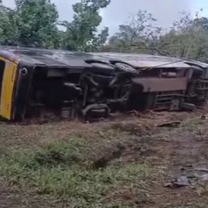 Ônibus que tombou e deixou 10 mortos no RJ era clandestino, diz ANTT