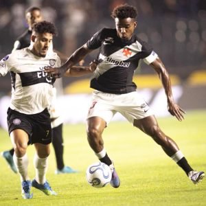 Vasco domina, mas fica no 0 a 0 com o Olimpia pela ida das oitavas da Sul-Americana