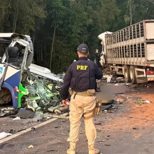 Acidente entre ônibus e carreta deixa pelo menos 22 mortos no Paraná