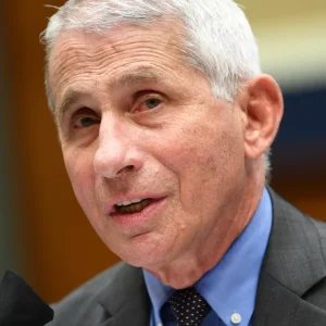 Quem é Anthony Fauci, médico acusado de desacato pelo Congresso dos EUA?