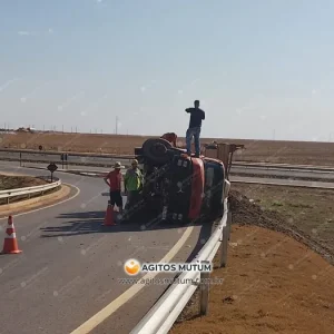 Caminhão tomba no viaduto de Nova Mutum e espalha carga de esterco na BR-163