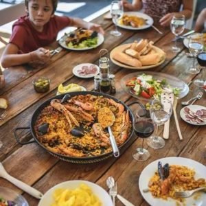 Qual é o melhor horário para jantar e por que comer a mesma coisa tem efeitos diferentes dependendo da hora do dia?