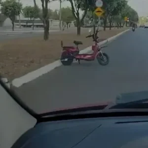 Scooter estacionada de forma irregular chama atenção para risco no trânsito em Nova Mutum