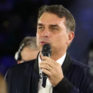“Corrupção do INSS chegou ao gabinete de Lula”, diz Flávio Bolsonaro