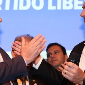 Flávio explica por que desistiu de vice mulher e escolheu Alfredo Gaspar