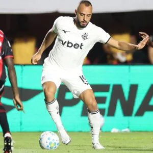Arthur Cabral é o primeiro jogador do Brasileirão expulso pela Lei Vini Jr.