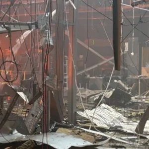 Vídeo: Socorristas vasculham destroços após ataque a shopping na Ucrânia