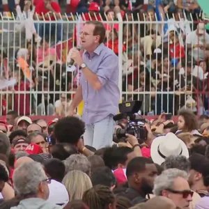 Em ato no Rio, Paes diz que crime organizado “sentou no Palácio Guanabara”