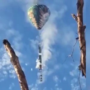 Balão com cangalha de fogos cai estourando no Rio de Janeiro; veja