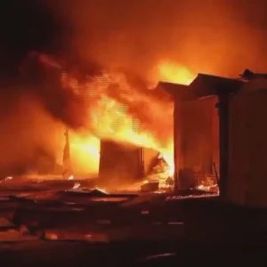 Ataque de mísseis russos em Kiev provoca incêndio e deixa um ferido
