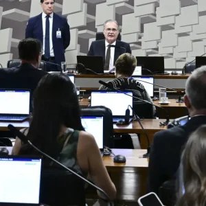 Comissão do Senado aprova aumento escalonado do piso salarial de médicos