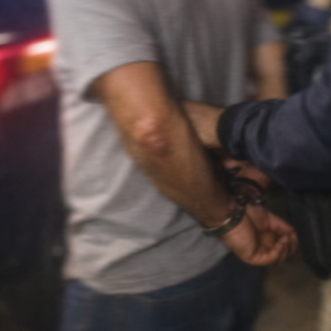 Homem com mandado de prisão em aberto é preso após esfaquear ex-companheira e o próprio filho em Nova Mutum