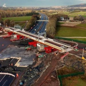 Ponte de 4.200 toneladas é transportada inteira sobre rodovia na Inglaterra