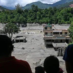 Número de mortos após inundações no Nepal e na China sobe para 750