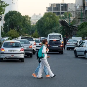 Iranianas desafiam linha-dura do regime e resistem ao uso do véu