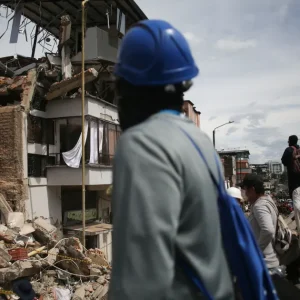 Socorristas identificam movimento em escombros após terremoto na Colômbia