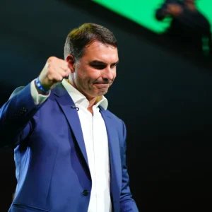 Especialista: Eleitor de centro possui muitas ressalvas em relação a Flávio