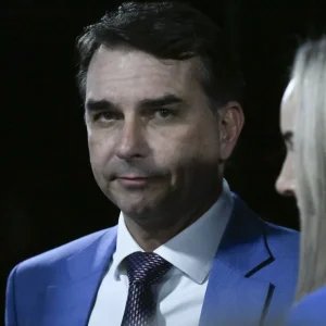 Campanha de Flávio diz que pediu correção de currículo na internet