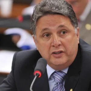 Justiça manda Garotinho cumprir sentença que suspende direitos políticos