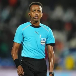 Árbito somali impedido de apitar Copa faz história na Supercopa da UEFA