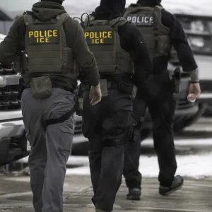 Após mortes em operações, ICE acelera implantação de câmeras corporais