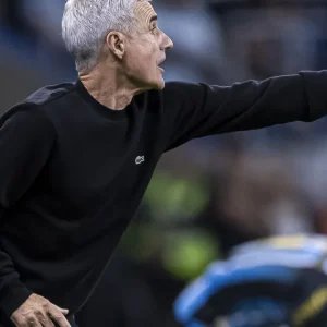 Luis Castro desabafa após empate em clássico: “Ninguém tem paz”