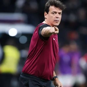 Diniz elogia Memphis Depay após vitória do Corinthians: “Pessoa diferente”