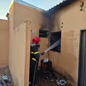 Casa pega fogo após briga entre moradores e mobiliza Bombeiros em Rondonópolis