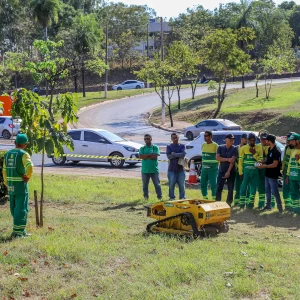 Limpurb capacita servidores para operar robôs de roçagem que vão reforçar a zeladoria de Cuiabá