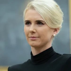 Quem é a assessora de Trump que viajou em um porta-malas para acompanhá-lo?