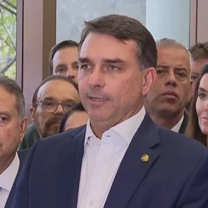 Flávio fala em “novelinha” para definir vice e diz: “Mulheres estão comigo”