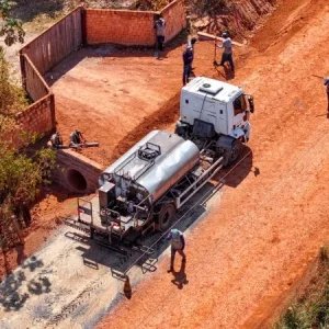 Prefeitura inicia pavimentação asfáltica do bairro Colina Verde