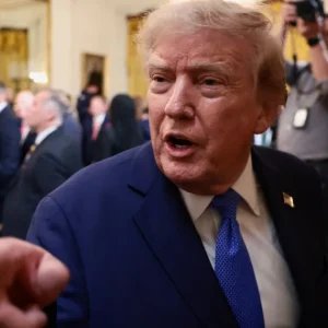 Análise: Donald Trump abandonou a opinião pública e virou o “antipopulista”