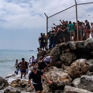 Entenda como redes de tráfico humano agravaram a crise migratória em Ceuta