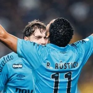 Autor de gol do Santos, Rony surpreende com novo nome no uniforme