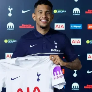 Savinho é anunciado como reforço do Tottenham