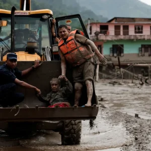 A tragédia no Nepal e na China em números