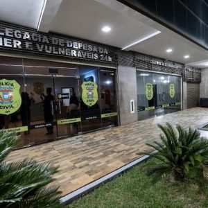Foragido e investigado por importunação sexual é preso ao prestar depoimento na delegacia
