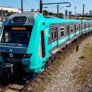 Trem descarrila perto da Estação Júlio Prestes em São Paulo