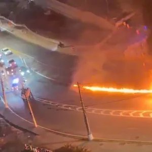 Carro pega fogo na Zona Norte de SP e deixa rastro de chamas; veja vídeo
