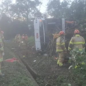 Acidente com ônibus deixa oito pessoas mortas na região serrana do RJ