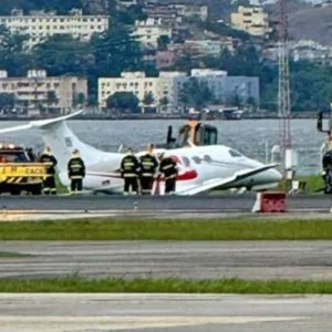 Avião sai da pista no Aeroporto Santos Dumont e causa cancelamento de voos