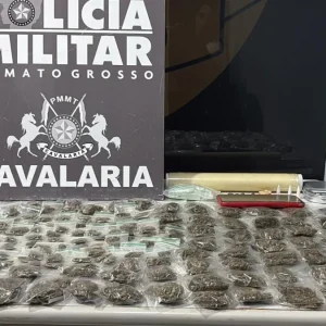 Cavalaria da PM persegue casal de faccionados e apreende 149 porções de drogas em Nova Mutum