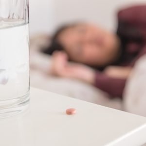 Quase 4 em cada 10 adultos com sintomas de insônia usam remédios de 5 a 7 noites por semana, diz estudo brasileiro