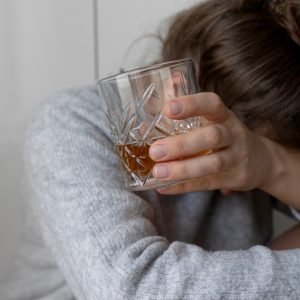 A cada hora, uma mulher busca ajuda para enfrentar o alcoolismo; procura cresce em canais de A.A.