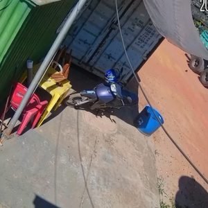 Adolescente de 17 anos morre após bater moto elétrica contra caminhão-caçamba em Barra do Garças; veja vídeo