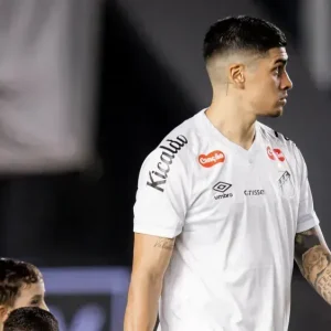 Em negociação com o Racing, Adonis Frias desfalca o Santos contra o Vasco