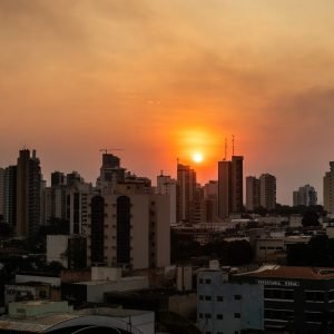 Por que Cuiabá ficou quente? Estudo aponta obras do VLT e desmatamento