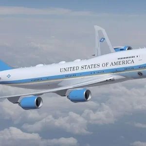 Trump fez voo secreto em jato militar devido à ameaça do Irã, diz jornal